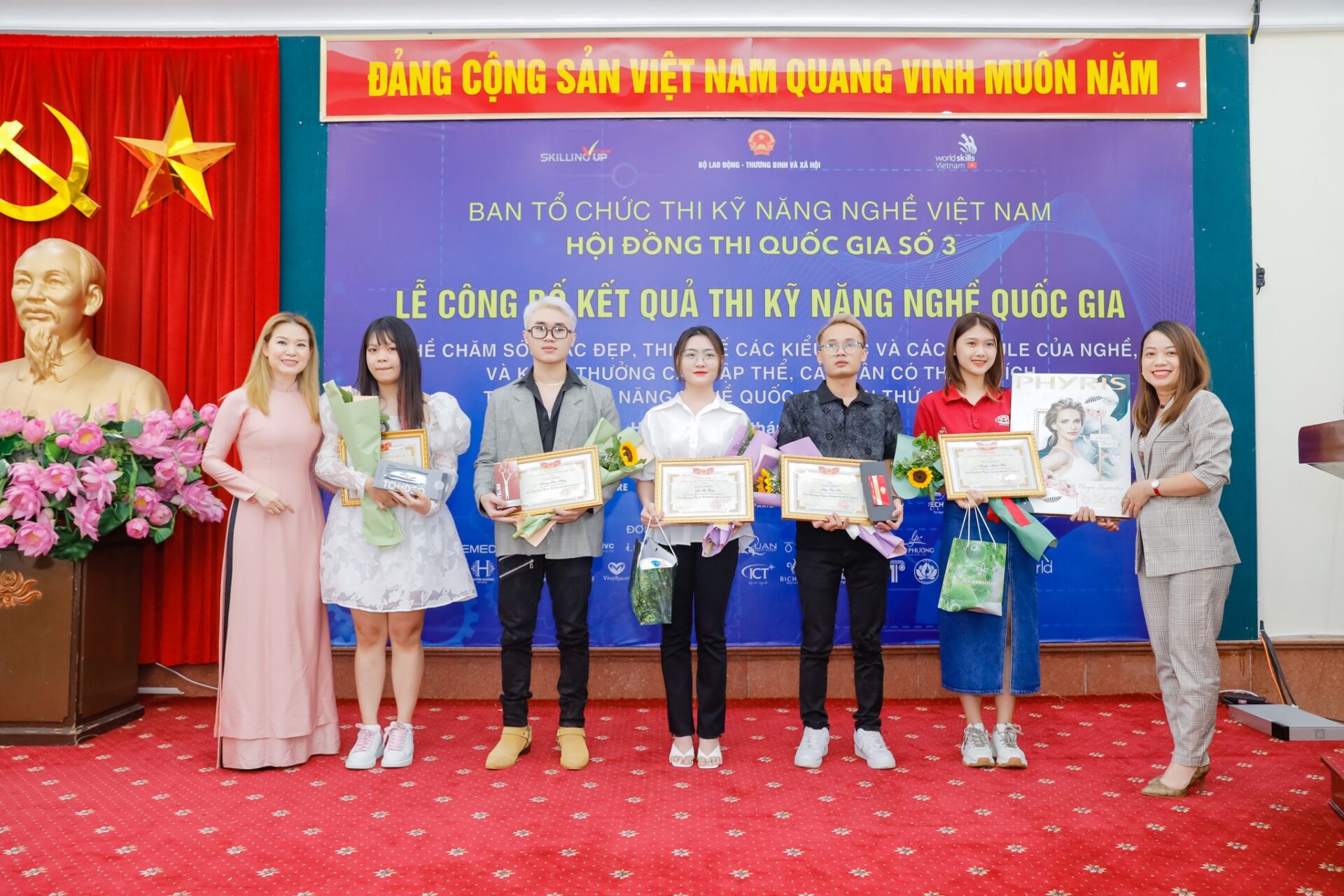 Chị Thanh - Đại diện nhãn hàng Phyris trao giải cho các thí sinh